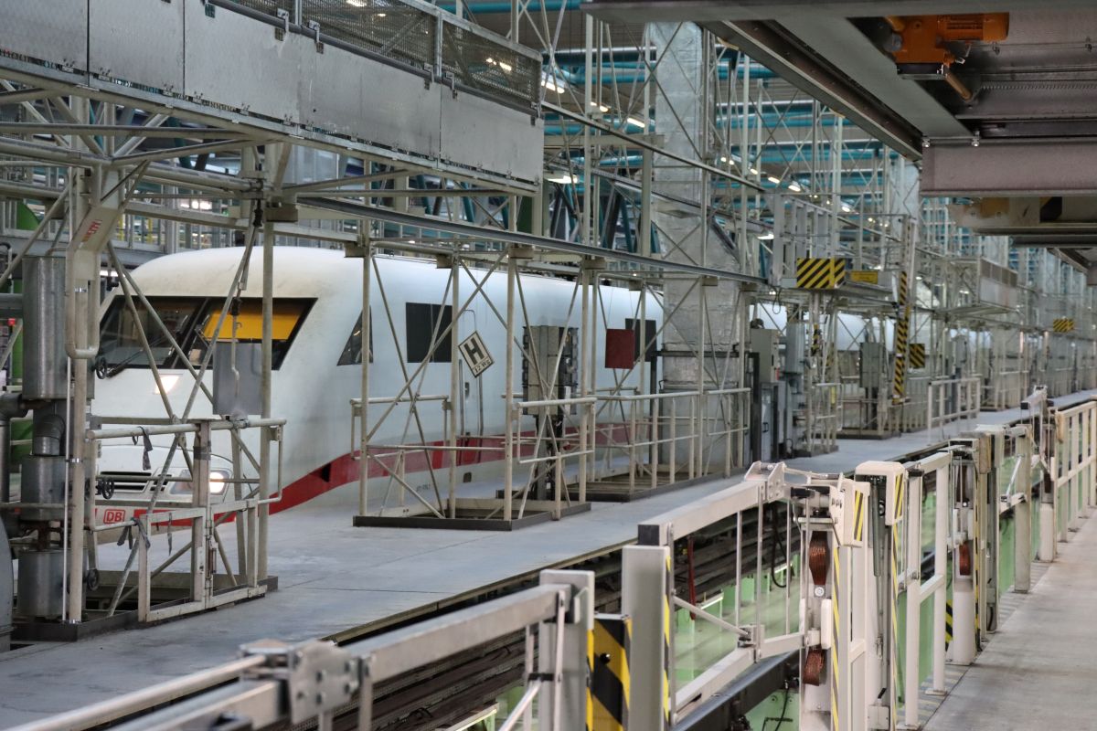 Mechanische De- und Remontage im Stahlbau am ICE-Servicestützpunkt